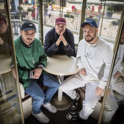 Teflon Brothers Ravintola Kappelin erkkerissä.