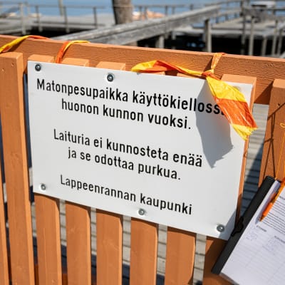Matonpesulaituri on suljettu Lappeenrannan Halkosaaressa ja siitä ilmoitetaan kyltillä sekä sisäänmeno on suljettu.