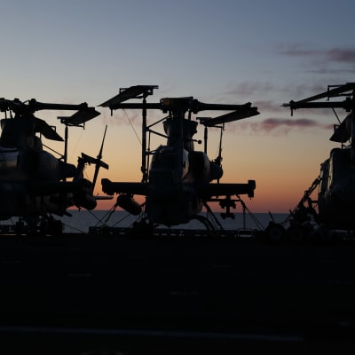 Helikoptereita USS Kearsargen kannella. 