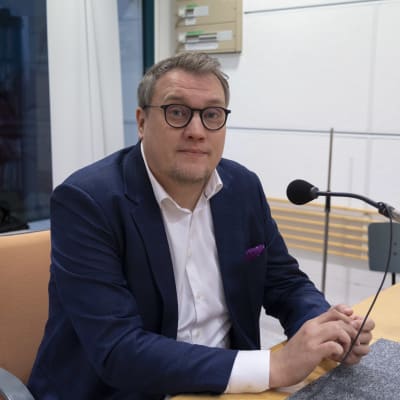 Kanta-Hämeen hyvinvointialueen johtaja Olli Naukkarinen istuu studiossa ja katsoo kameraan.