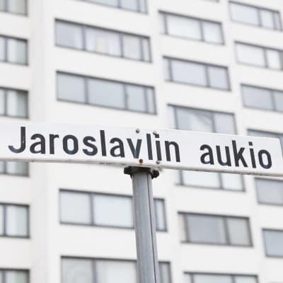 Jaroslavlin aukion kyltti Jyväskylässä. Taustalla Viitatorni-kerrostalon ikkunoita. 