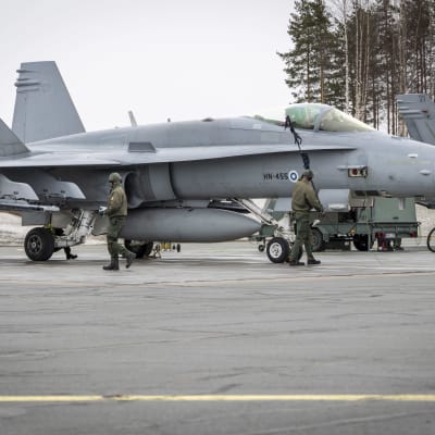 Suomen ilmavoimien Hornet -hävittäjä laskeutuneena Rissalan lentokentällä ilmataktiikka 22 harjoituksessa.
