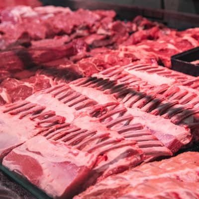 Färskt kött uppskuret och framlagt i en köttdisk. 