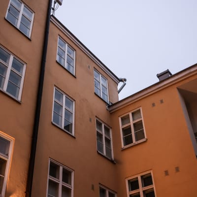 Vuokra-asunnon ikkunat Helsingin kalevankadulla.