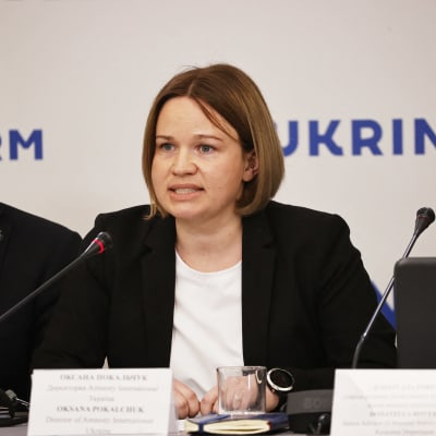 Oksana Pokalchuk puhuu mikrofoniin.