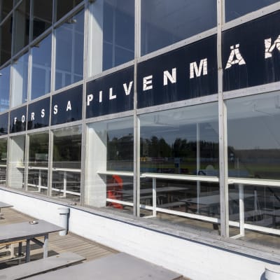 Terassi raviradan yleisörakennuksen edessä.