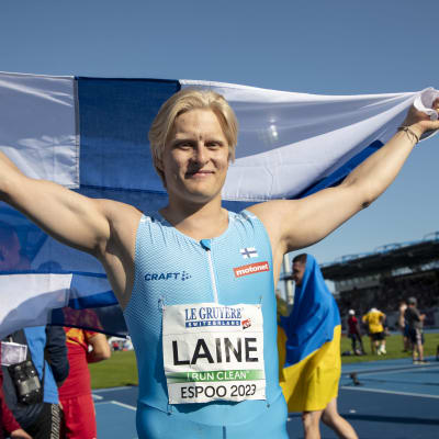 Topias Laine juhlii Suomen lipun kanssa.