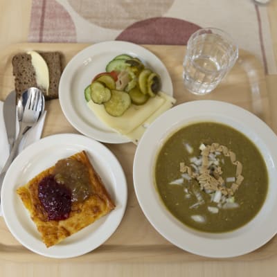 Luomuhernekeittoa ja pannukakkua lounasnoutopöydästä