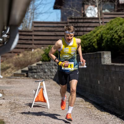 Aleksi Ruohola i en inhemska sprinttävling i orientering.