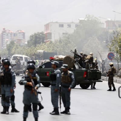 Afghanska säkerhetsstyrkor utanför parlamnetet efter attack