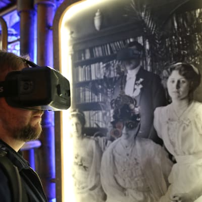 Virtuaalitodellisuuslasit antavat mahdollisuuden astua sisään elävään Helsinkiin.