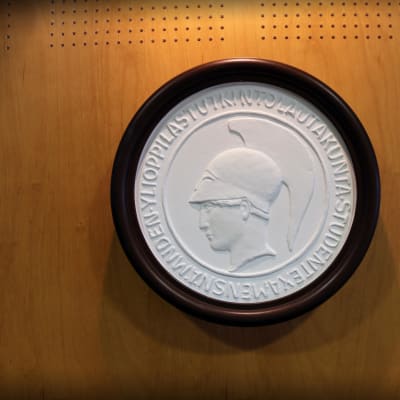 Jokaiseen ylioppilastodistukseen kohopainettu logo on Pallas Athene, kreikkalaisen mytologian viisauden, tieteen ja taiteen jumalatar.
