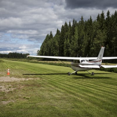 Cessna rullaa nurmikentällä