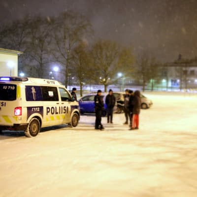 Polisen pratar med ungdomar vid parkeringsplatsen vid Linnajoen koulu i Borgå.