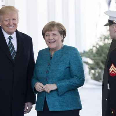 Donald Trump och Angela Merkel vid ingången till Vita huset 17.3.2017