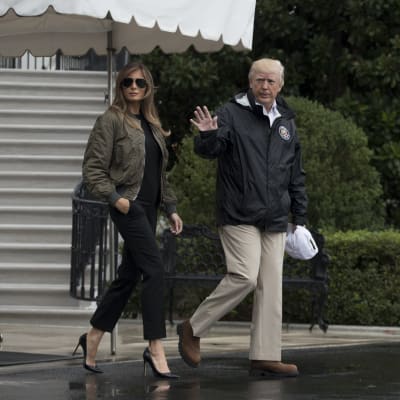 Melania och Donald Trump på väg till översvämningsområde i Texas.
