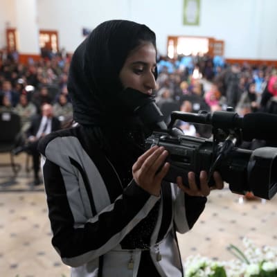 Kvinnlig afghanska journalist på jobbuppdrag