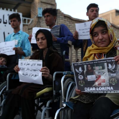 Patienter vid rehabiliteringscentret i Mazar-i-Sharif protesterade mot mordet på den spanska fysioterapeuten där. Bilden är tagen den 16 september. 