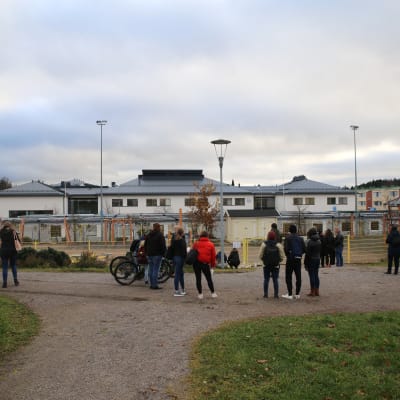 Sörjande elever efter knivdådet i Borgå 13.11.17