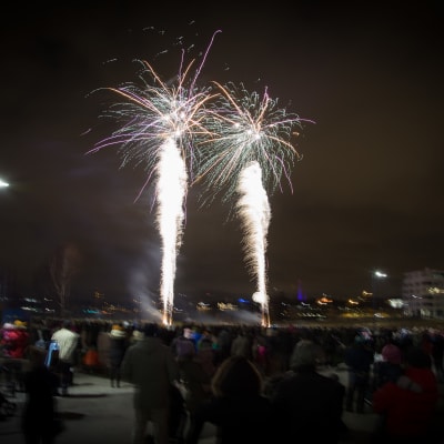 Lasten ilotulitus Kansalaistorilla 31.12. 2017.