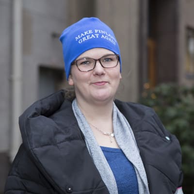 Marika Sorjalla on päässä pipo, jossa lukee: "Make Finland great again"