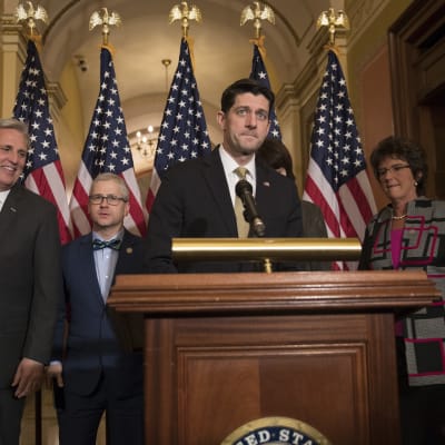 Republikanerna i representanthuset som leds av talman Paul Ryan antog ett kortfristigt budgetförslag med 230 röster