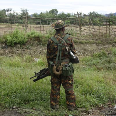 En burmesisk soldat står och vaktar gränsen mot Bangladesh.