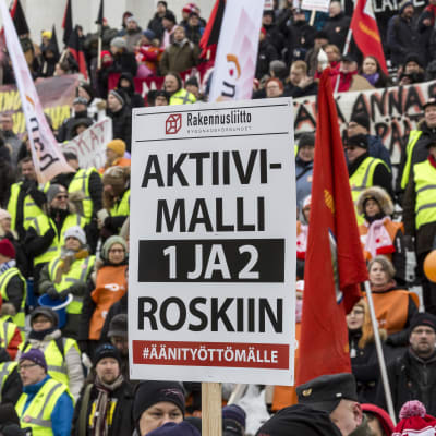 Aktiivimallia vastustava mielenosoitus Helsingin Senaatintorilla.