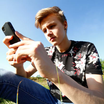 Ungdom som använder mobiltelefon.