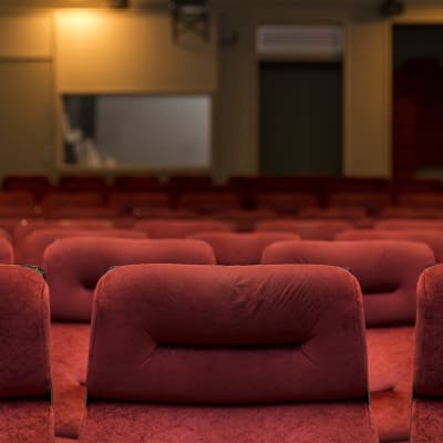 Elokuvateatteri Orionin elokuvasalin punaiset penkit.
