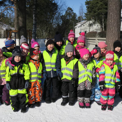 Gruppbild på barn från Hakalax daghem som medverkar i första avsnittet av programmet Superhjälparna år 2018