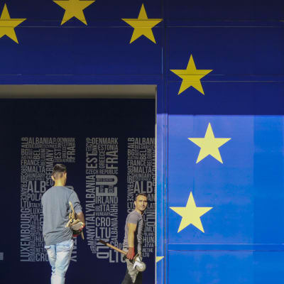 Två män går igenom en EU-port