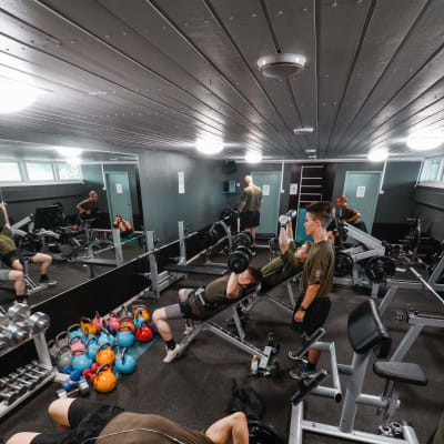 Gymmet i idrottshuset i Nylands brigad är populärt året om.