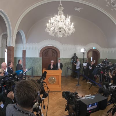 Nobelkommitténs ordförande Berit Reiss-Andersen och kommitténs sekreterare Olav Njolstad avslöjar pristagarna 2018 under en presskonferens i Oslo.