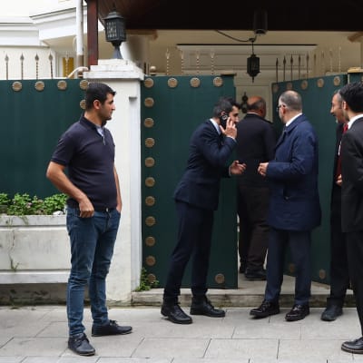 Myndighetspersoner utanför det saudiska konsulatet i Istanbul.
