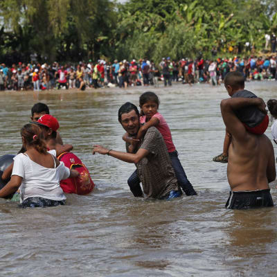 Honduraner i en andra större migrantkaravan vadade över floden Suchiate, från Guatemala till Mexiko på måndagen 29.10. 