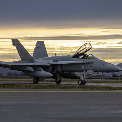 F-18 Hornet -hävittäjälentokoneita Örlandin lentotukikohdassa Norjassa.