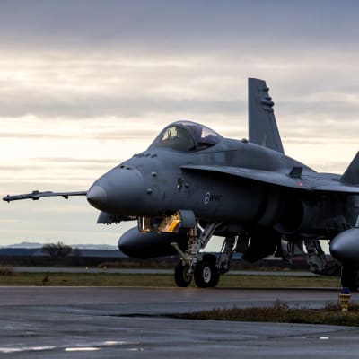 Suomen ilmavoimien F-18 Hornet -hävittäjälentokone Örlandin lentotukikohdassa Norjassa.