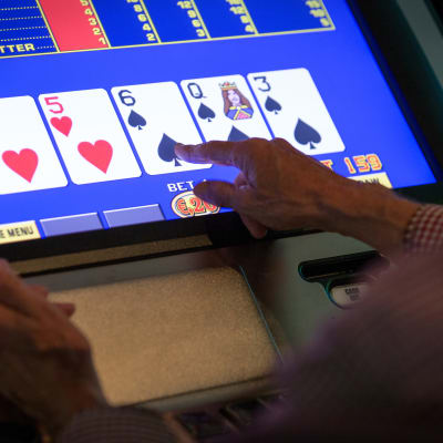 En hand på ett digitalt pokerspel på Casino i Halsingfors. 