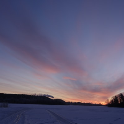 Auringonnousu talvimaisemassa 