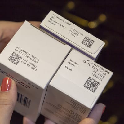Jäljityksen mahdollistavalla koodilla varustettuja lääkepakkauksia.