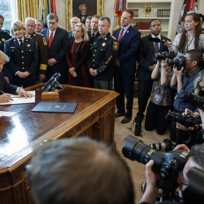 USA:s president Donald Trump lägger in sitt veto på lagförslaget som ville stoppa hans gränsmur.