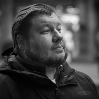 Elokuvaohjaaja Joonas Berghäll tarkkailee ihmisiä Aleksilla.