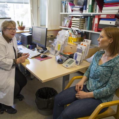 Läkare Liisa Grönhagen med patient