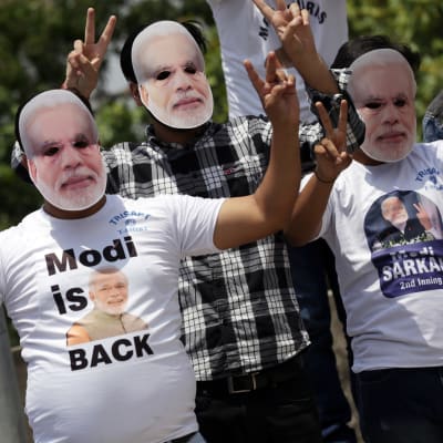 Regeringspartiet BJP:s anhängare jublar över partiets och premiärminister Narendra Modis jordskredsseger