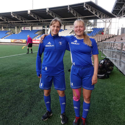 Sonja och Laura Hillberg spelar i HJK:s U18-lag i tjejernas FM-serie. 