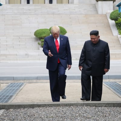 Presint Trump möter Nordkoreas ledare vid gränsen. 