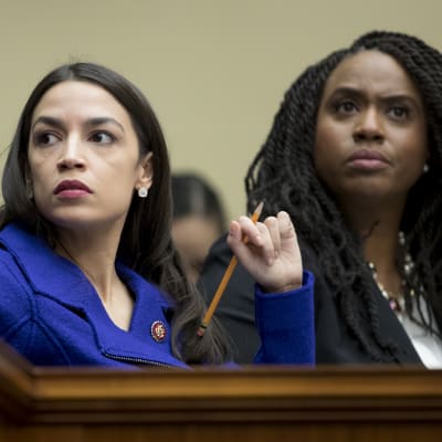 Alexandria Ocasio-Cortez och Ayanna Pressley ser sammanbitna ut.