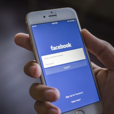 Facebook på en smarttelefonskärm.