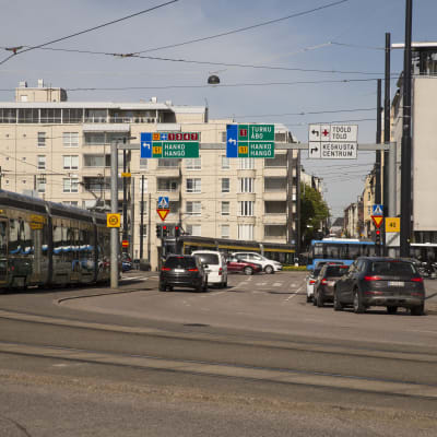 Helsingfors centrum. På bilden syns både bilar och en spårvagn. 